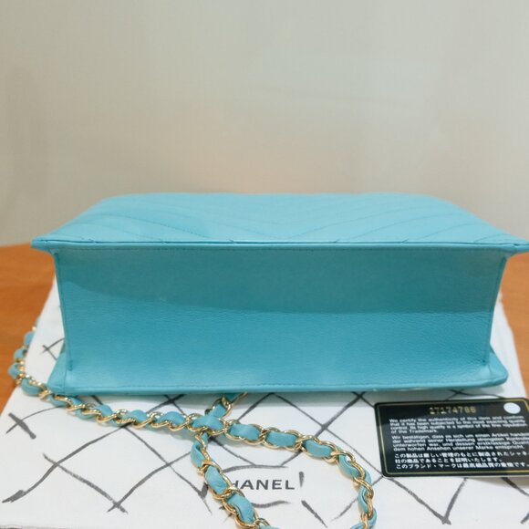 Chanel Interlocking CC Chevron Flap Bag Calfskin & Gold Hardware Light Blue - Picture 4 of 15